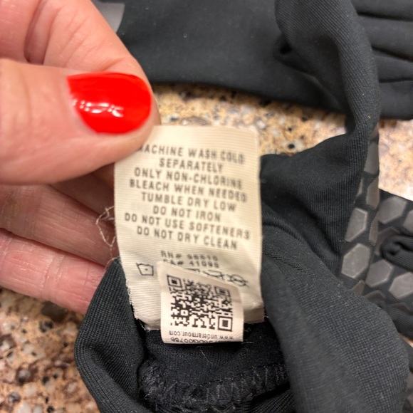 Under Armour Black Gloves. EUC. - Picture 6 of 9